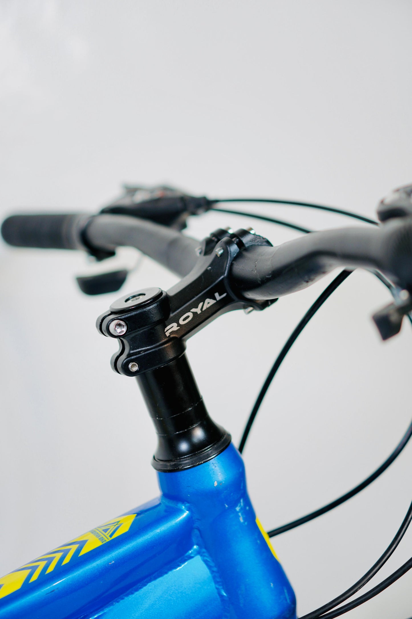 24 Inch Gear Cycle with Dual Disc Brakes & Hydraulic Shocks Blue and Yellow Color