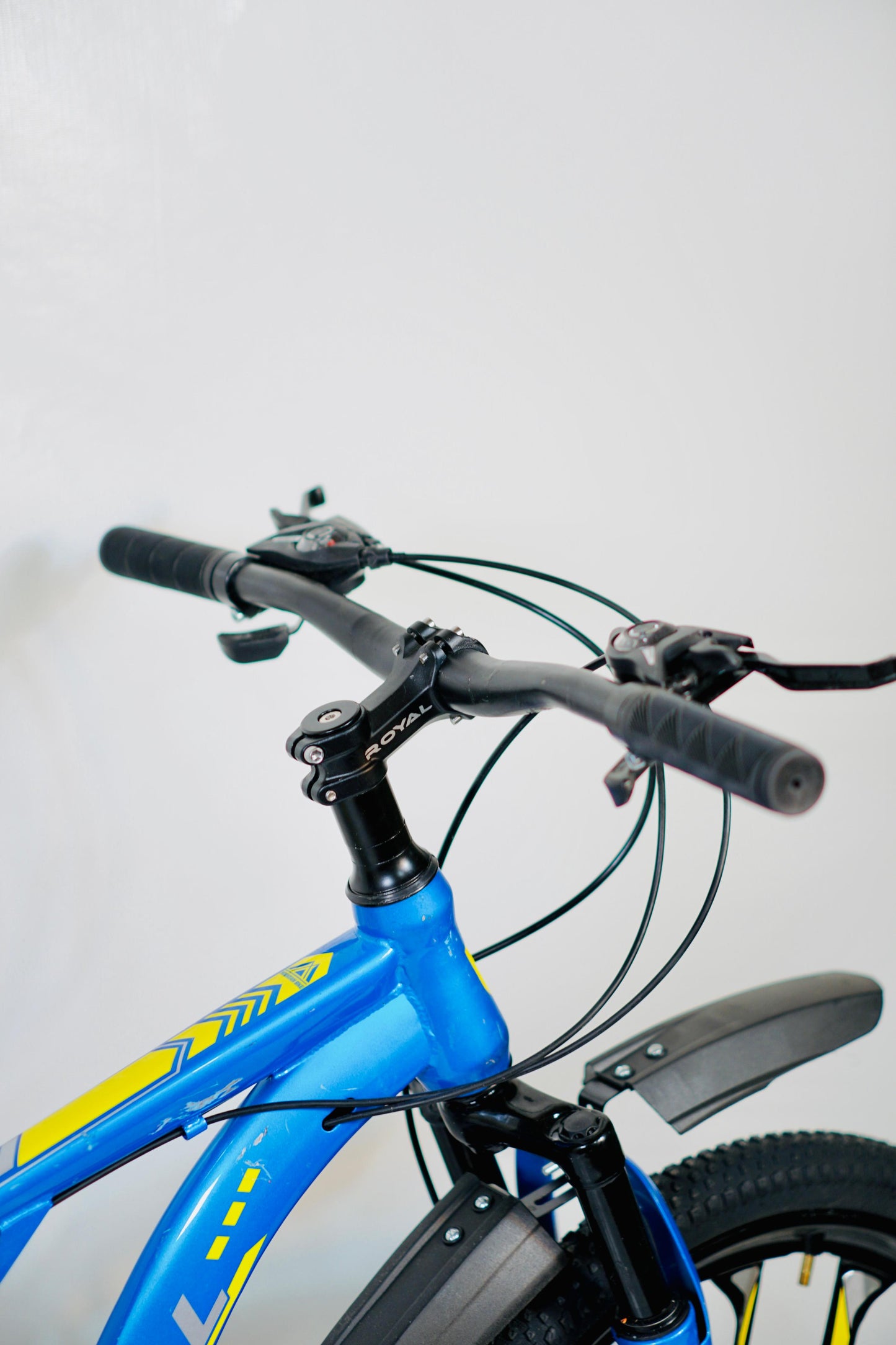 24 Inch Gear Cycle with Dual Disc Brakes & Hydraulic Shocks Blue and Yellow Color
