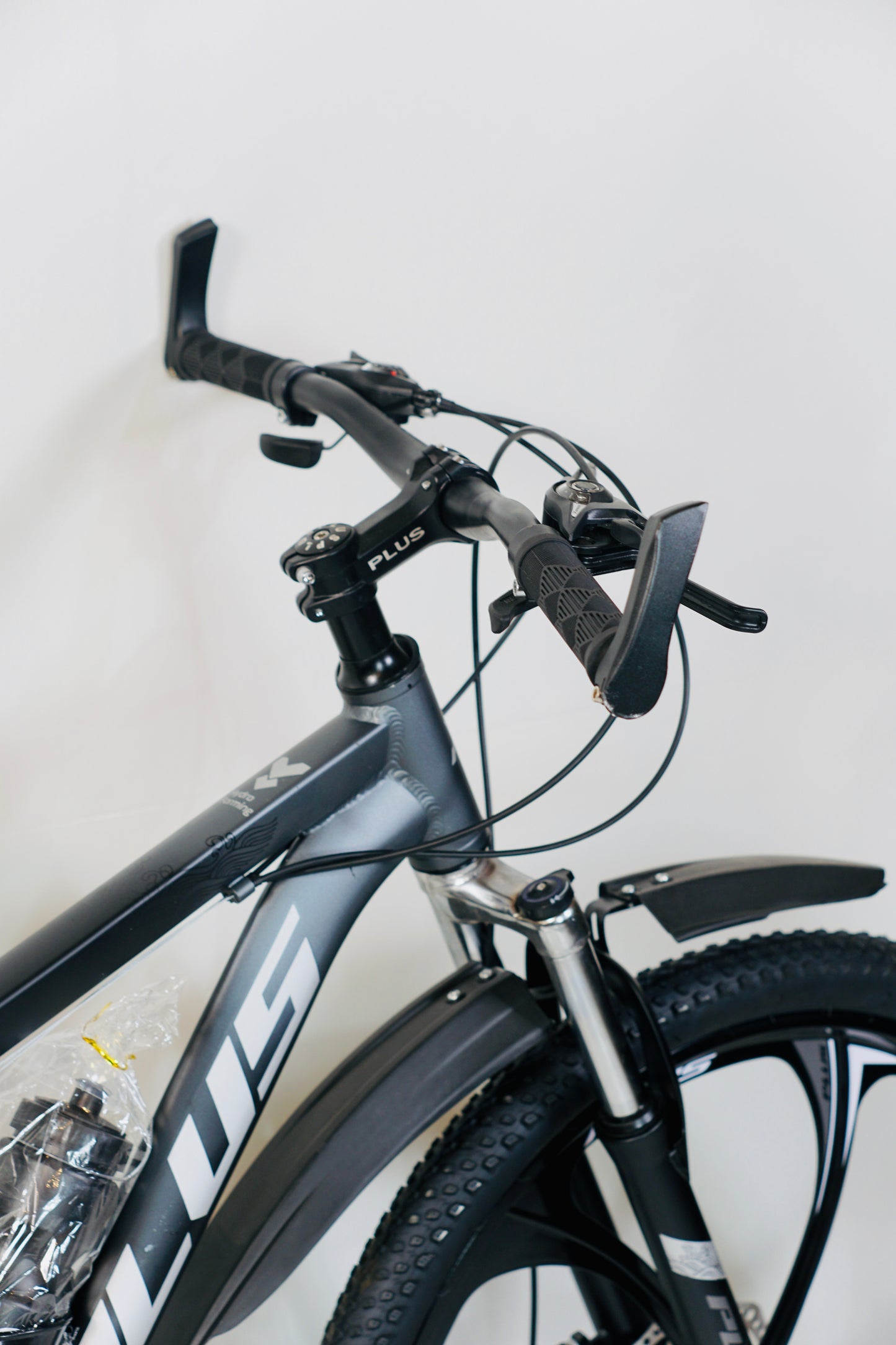 Plus 26 Inch Mountain Bike 24 Speed Gear System in Grey Color