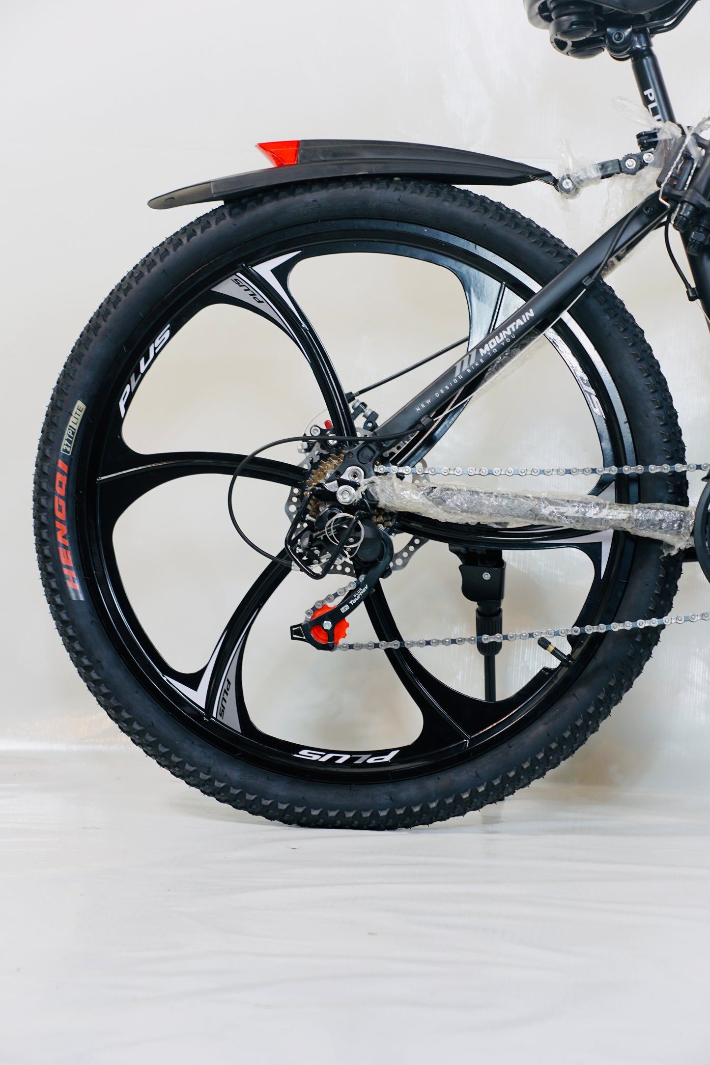 Plus 26 Inch Mountain Bike 24 Speed Gear System in Grey Color